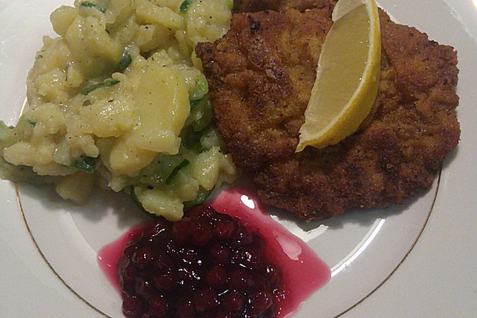 Wiener Schnitzel mit Kartoffel - Gurken - Salat