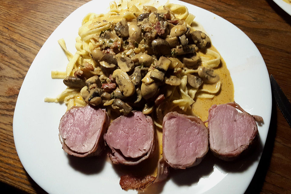 NT-Schweinefilet im Speckmantel mit Champignons und Spätzle