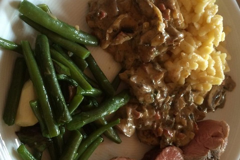 NT-Schweinefilet im Speckmantel mit Champignons und Spätzle