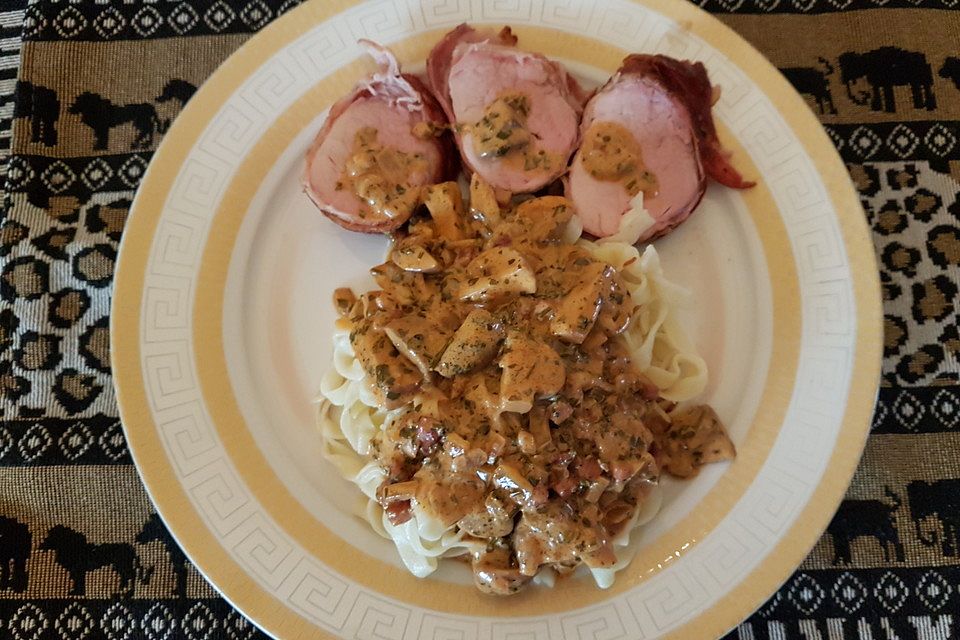 NT-Schweinefilet im Speckmantel mit Champignons und Spätzle