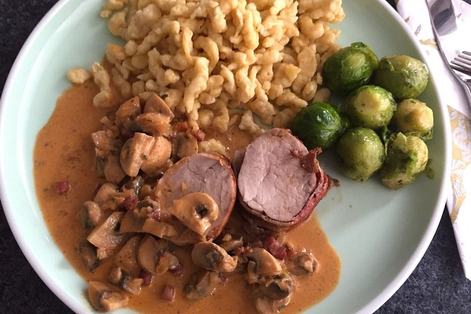 NT-Schweinefilet im Speckmantel mit Champignons und Spätzle