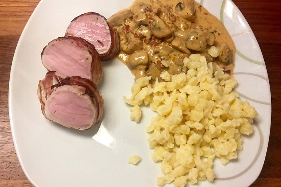 NT-Schweinefilet im Speckmantel mit Champignons und Spätzle