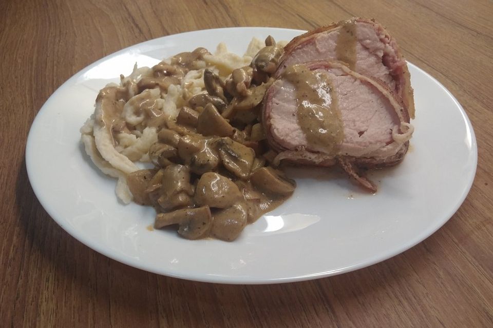 NT-Schweinefilet im Speckmantel mit Champignons und Spätzle