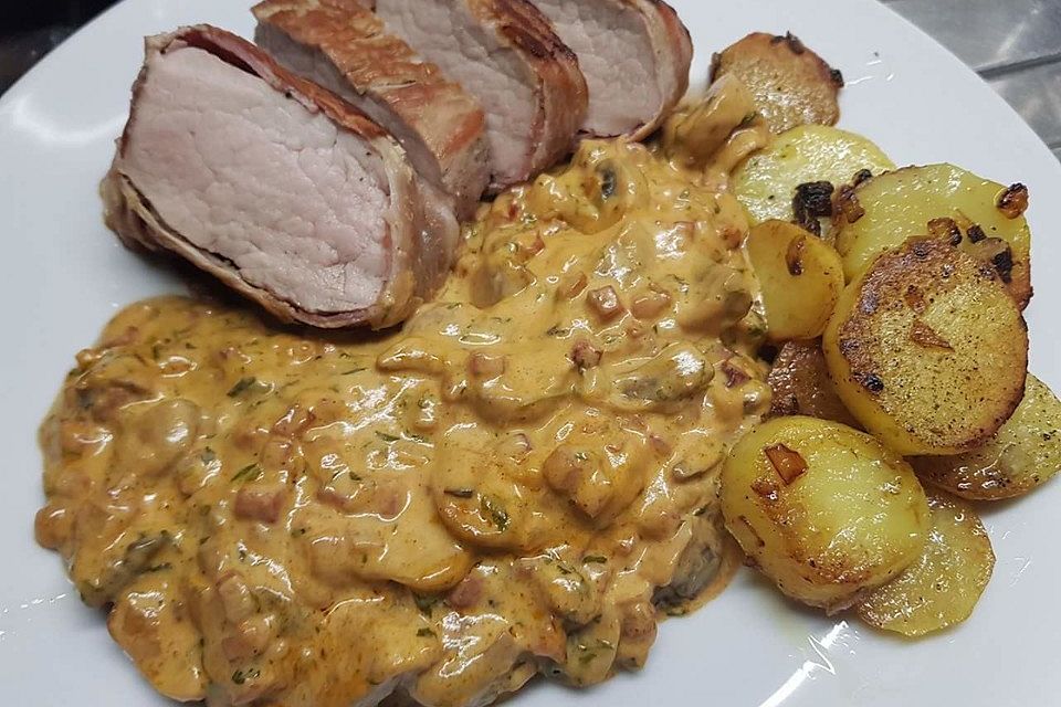 NT-Schweinefilet im Speckmantel mit Champignons und Spätzle