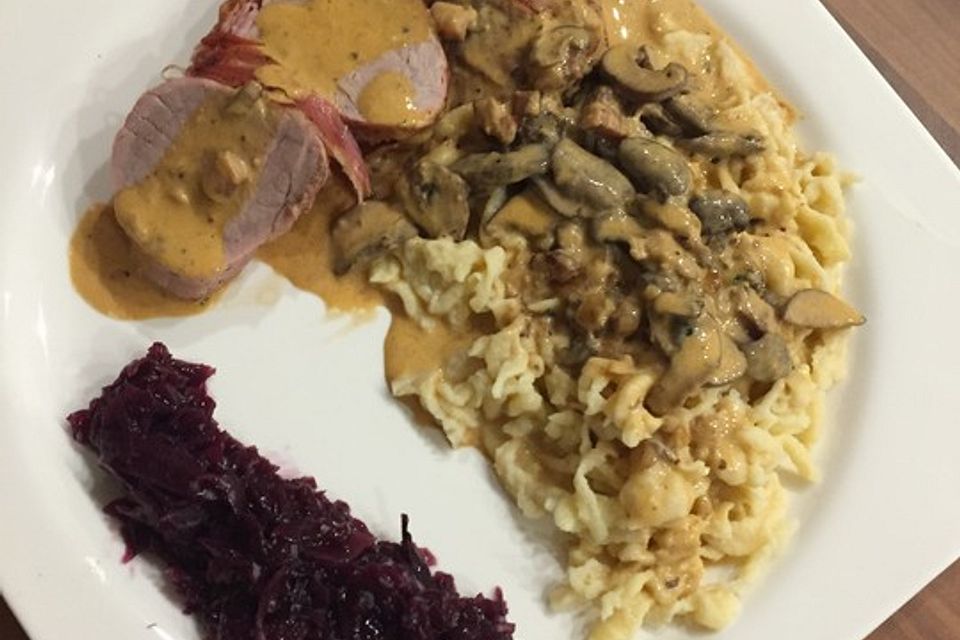 NT-Schweinefilet im Speckmantel mit Champignons und Spätzle