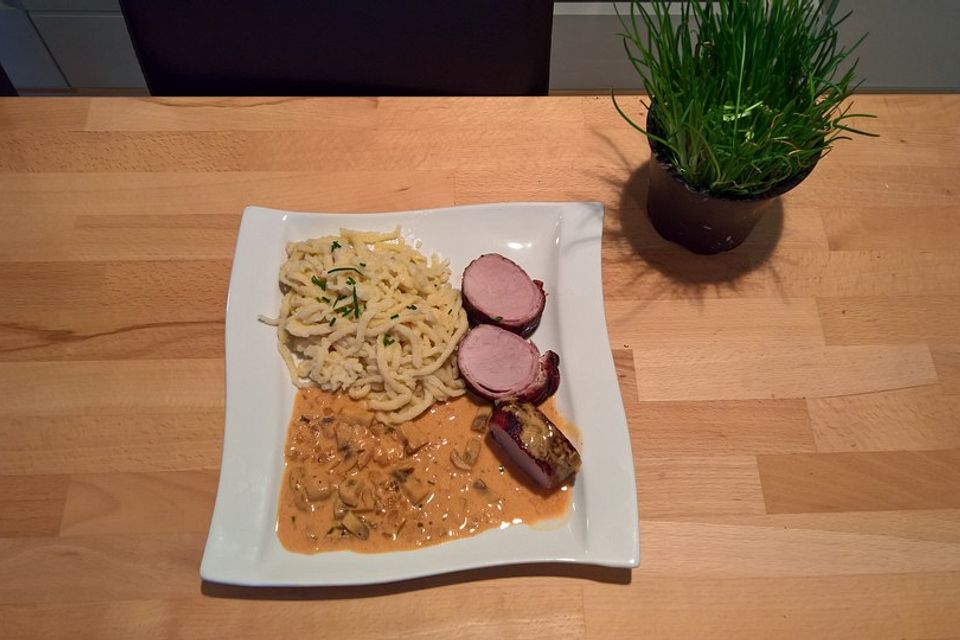 NT-Schweinefilet im Speckmantel mit Champignons und Spätzle