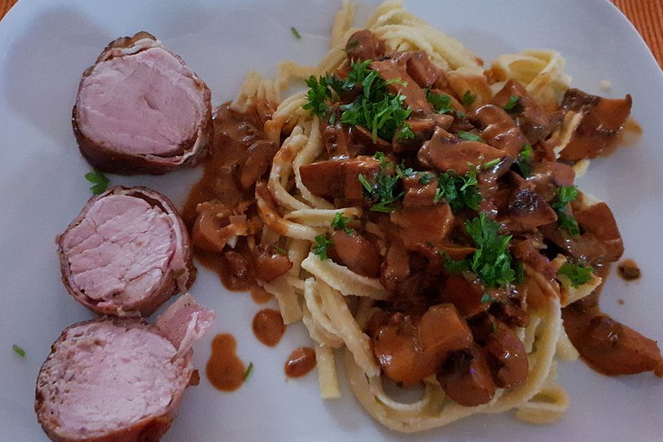 NT-Schweinefilet im Speckmantel mit Champignons und Spätzle