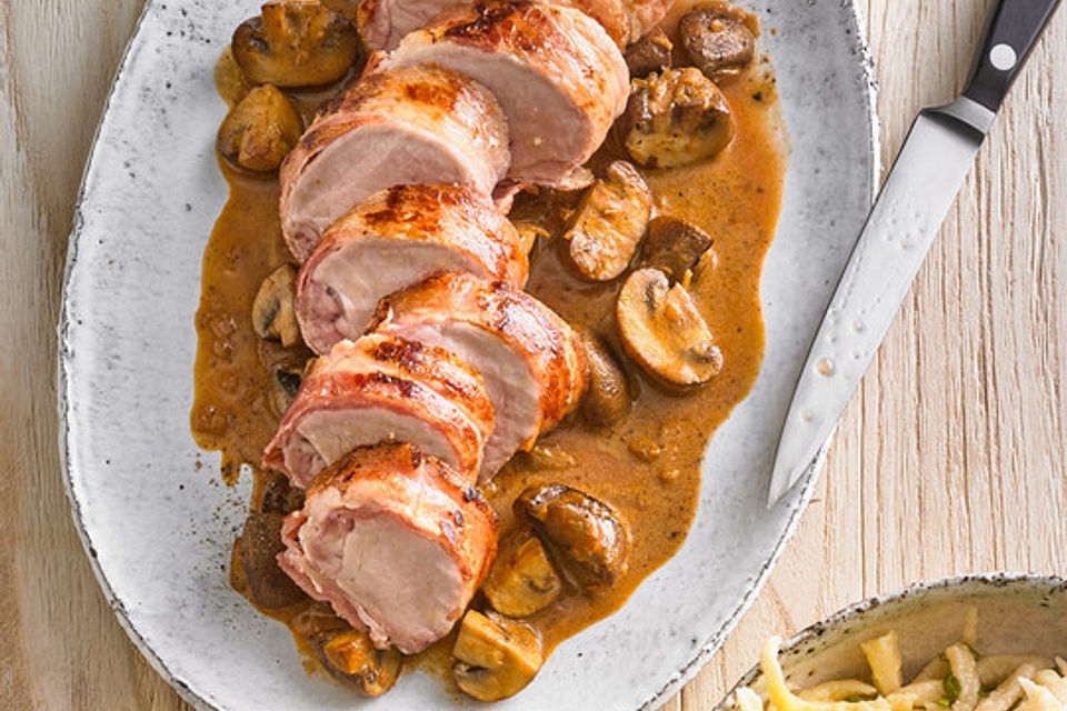 NT-Schweinefilet im Speckmantel mit Champignons und Spätzle