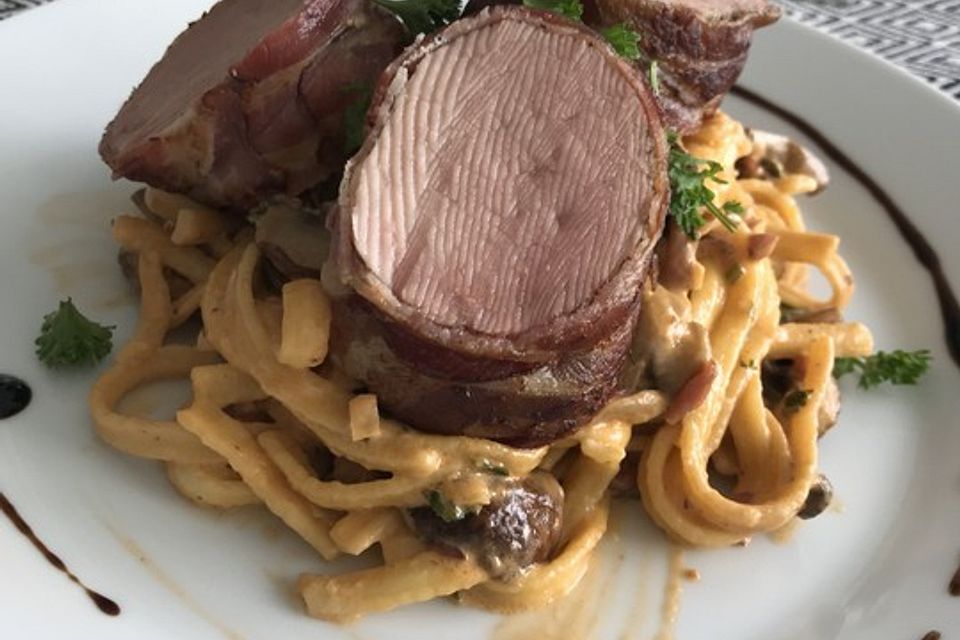 NT-Schweinefilet im Speckmantel mit Champignons und Spätzle