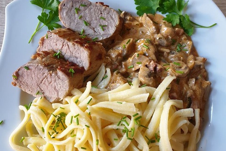 NT-Schweinefilet im Speckmantel mit Champignons und Spätzle