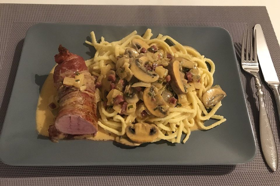 NT-Schweinefilet im Speckmantel mit Champignons und Spätzle