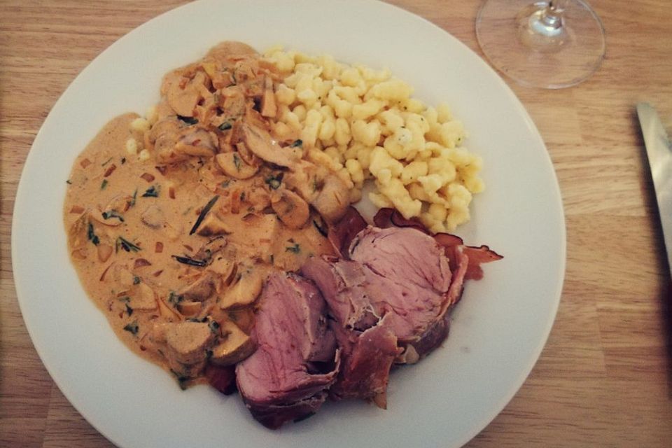 NT-Schweinefilet im Speckmantel mit Champignons und Spätzle