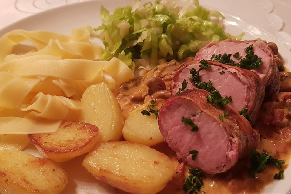 NT-Schweinefilet im Speckmantel mit Champignons und Spätzle