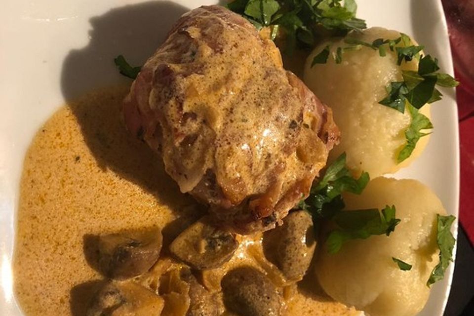 NT-Schweinefilet im Speckmantel mit Champignons und Spätzle