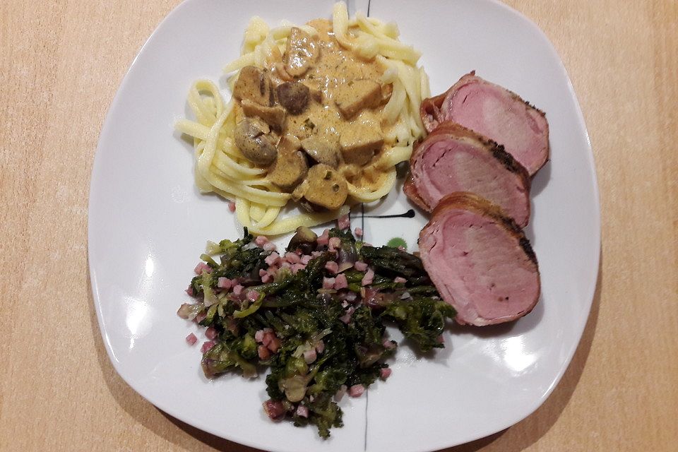 NT-Schweinefilet im Speckmantel mit Champignons und Spätzle