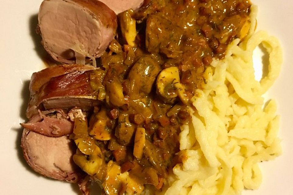 NT-Schweinefilet im Speckmantel mit Champignons und Spätzle