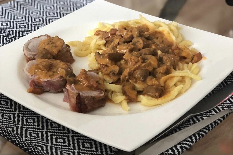 NT-Schweinefilet im Speckmantel mit Champignons und Spätzle