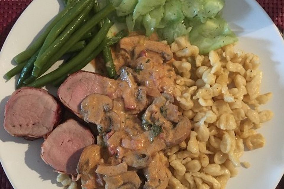 NT-Schweinefilet im Speckmantel mit Champignons und Spätzle