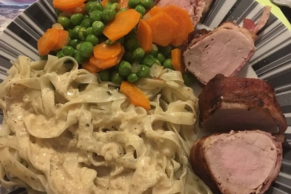 NT-Schweinefilet im Speckmantel mit Champignons und Spätzle