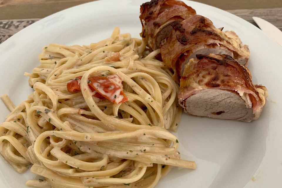 NT-Schweinefilet im Speckmantel mit Champignons und Spätzle