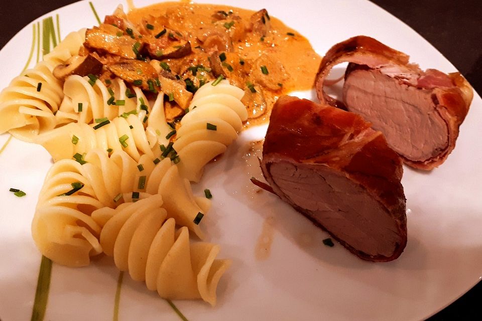 NT-Schweinefilet im Speckmantel mit Champignons und Spätzle