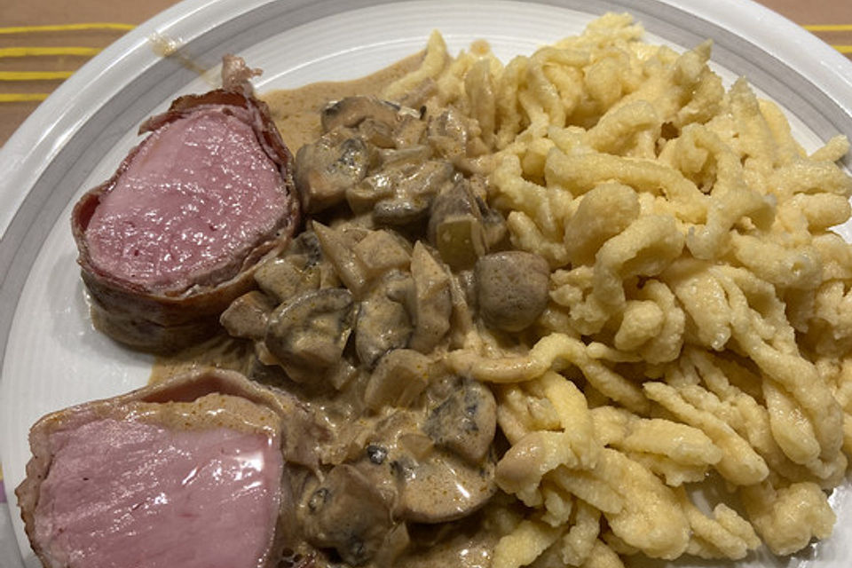 NT-Schweinefilet im Speckmantel mit Champignons und Spätzle