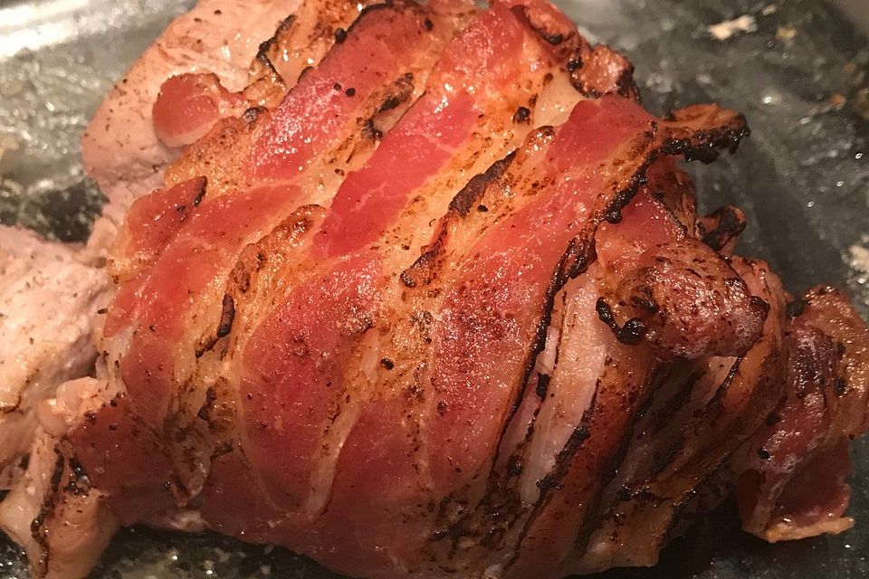 NT-Schweinefilet im Speckmantel mit Champignons und Spätzle