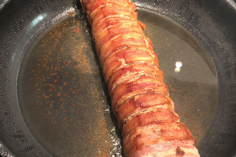 NT-Schweinefilet im Speckmantel mit Champignons und Spätzle