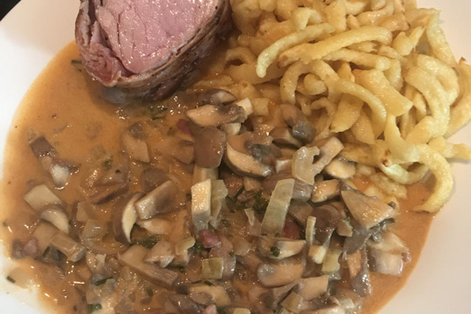 NT-Schweinefilet im Speckmantel mit Champignons und Spätzle