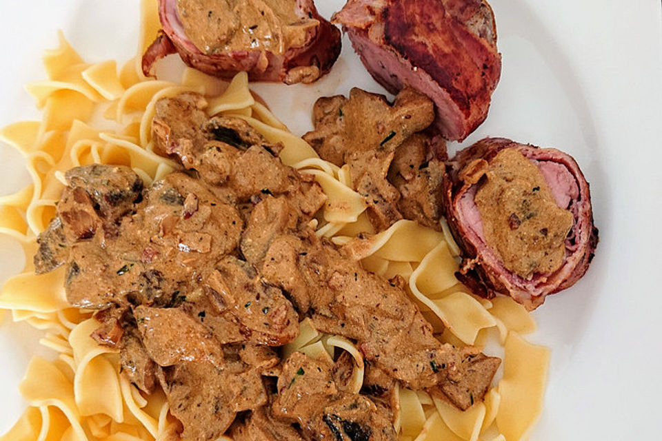 NT-Schweinefilet im Speckmantel mit Champignons und Spätzle