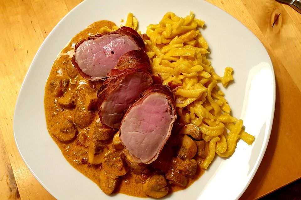 NT-Schweinefilet im Speckmantel mit Champignons und Spätzle