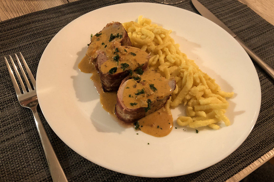 NT-Schweinefilet im Speckmantel mit Champignons und Spätzle