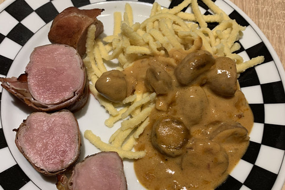 NT-Schweinefilet im Speckmantel mit Champignons und Spätzle