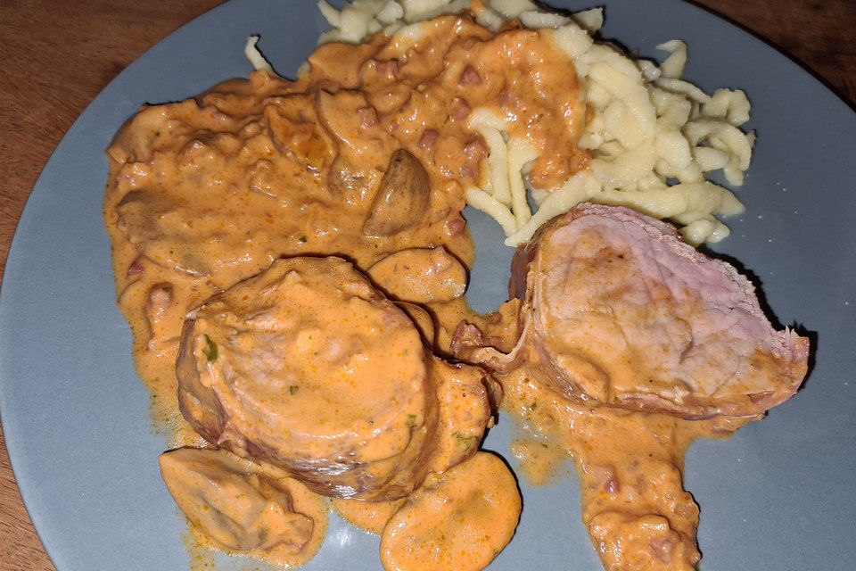 NT-Schweinefilet im Speckmantel mit Champignons und Spätzle