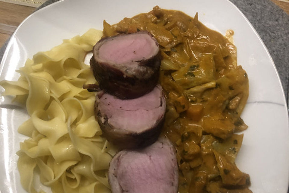 NT-Schweinefilet im Speckmantel mit Champignons und Spätzle