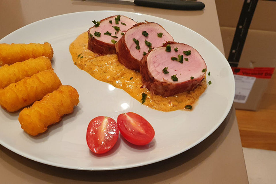 NT-Schweinefilet im Speckmantel mit Champignons und Spätzle