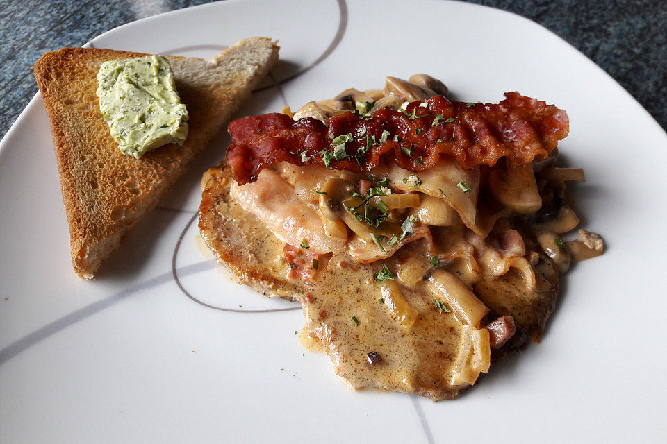 NT-Schweinefilet im Speckmantel mit Champignons und Spätzle