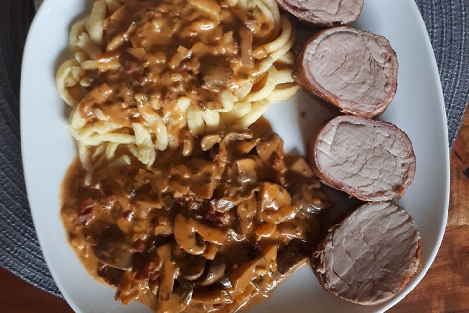 NT-Schweinefilet im Speckmantel mit Champignons und Spätzle