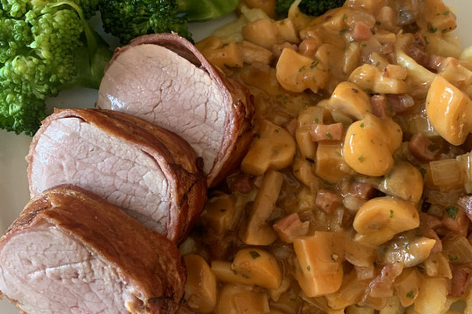 NT-Schweinefilet im Speckmantel mit Champignons und Spätzle