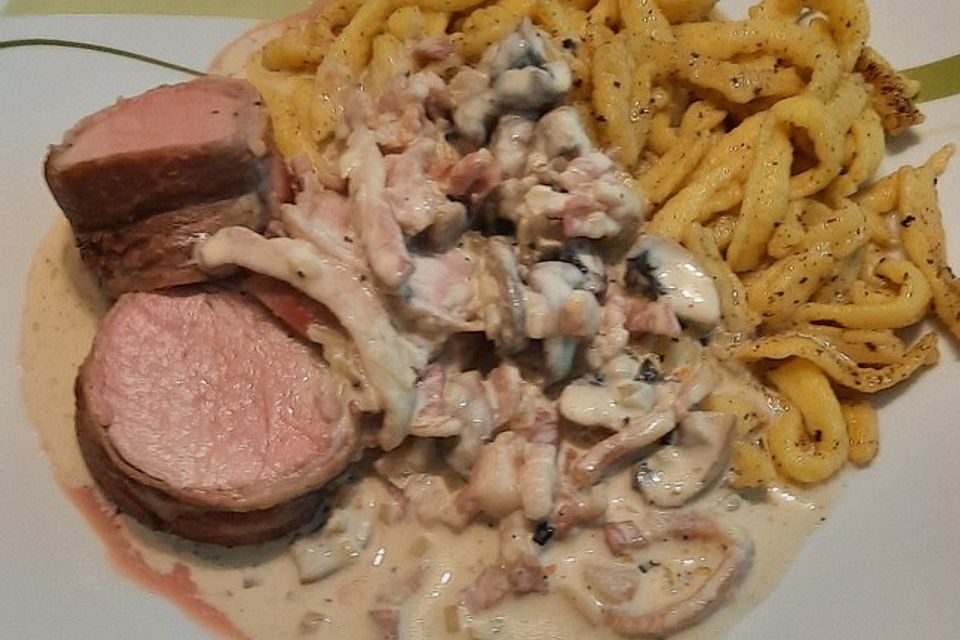 NT-Schweinefilet im Speckmantel mit Champignons und Spätzle