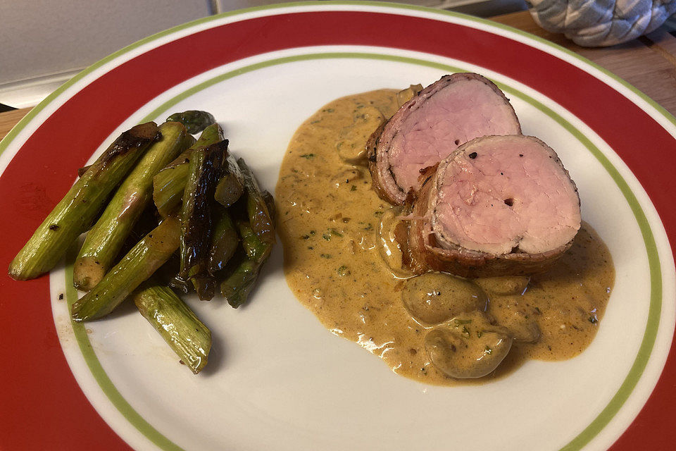 NT-Schweinefilet im Speckmantel mit Champignons und Spätzle