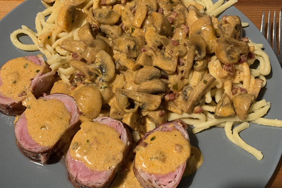 NT-Schweinefilet im Speckmantel mit Champignons und Spätzle