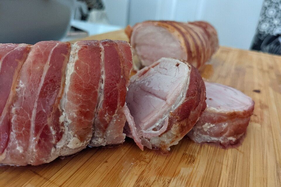 NT-Schweinefilet im Speckmantel mit Champignons und Spätzle