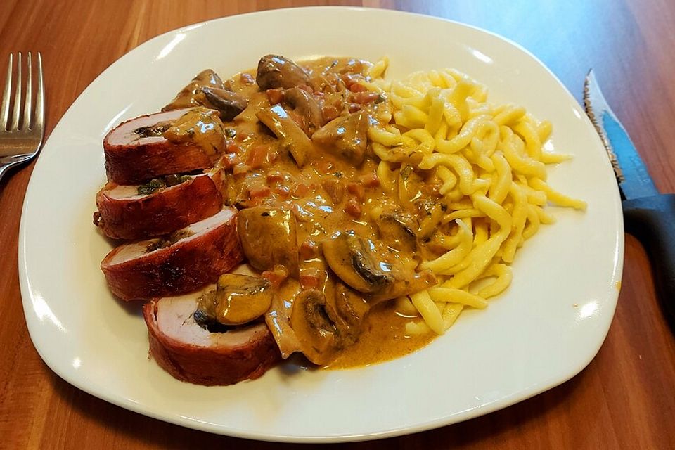 NT-Schweinefilet im Speckmantel mit Champignons und Spätzle