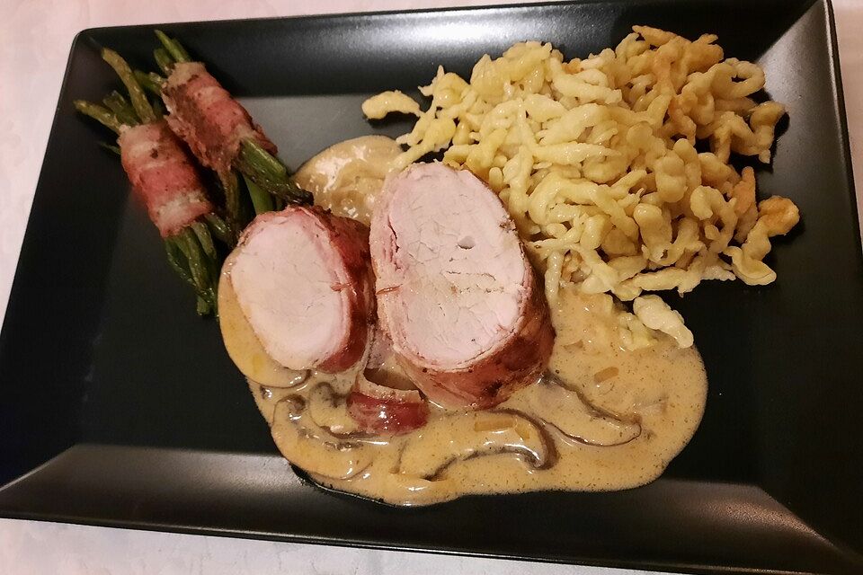 NT-Schweinefilet im Speckmantel mit Champignons und Spätzle