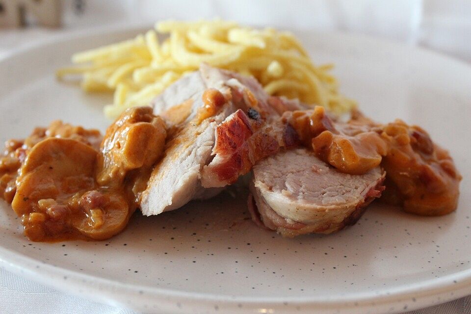 NT-Schweinefilet im Speckmantel mit Champignons und Spätzle