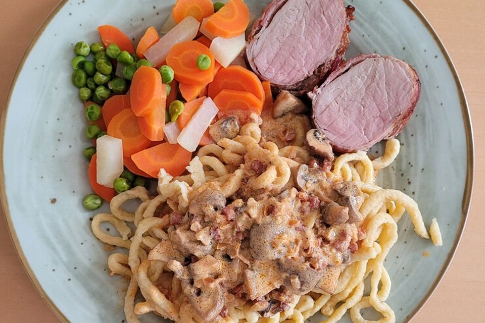 NT-Schweinefilet im Speckmantel mit Champignons und Spätzle