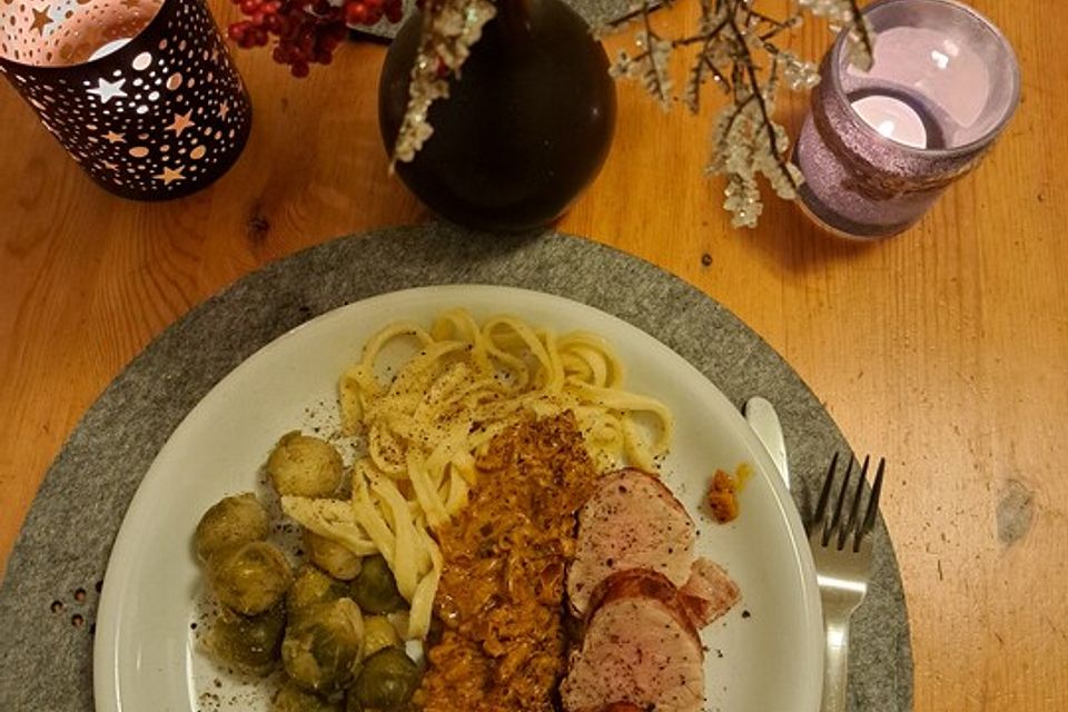 NT-Schweinefilet im Speckmantel mit Champignons und Spätzle