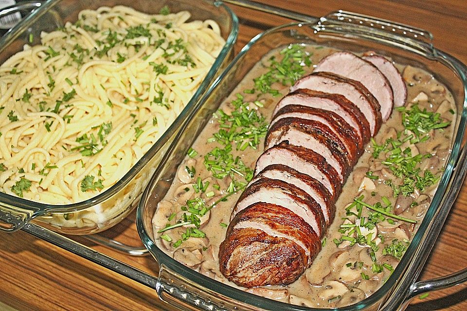 NT-Schweinefilet im Speckmantel mit Champignons und Spätzle