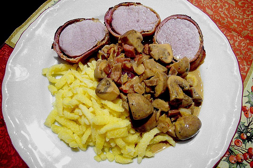 NT-Schweinefilet im Speckmantel mit Champignons und Spätzle